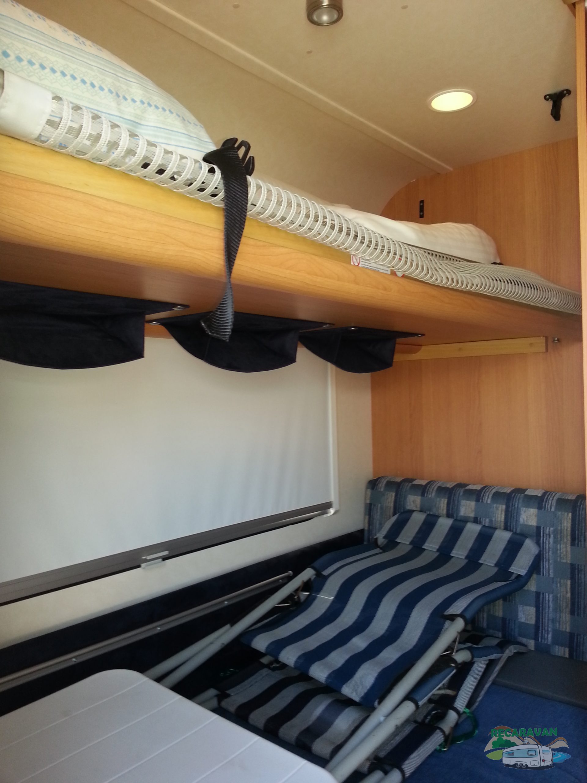 Transformación de litera abatible en fija, de una caravana Knaus Sport